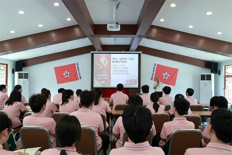 福建师大教师教育学院学生聆听红色专题讲座.jpg