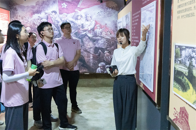 福建师大教师教育学院在百丈指挥部旧址展览馆感悟革命精神.jpg