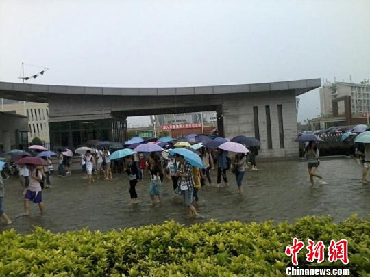 福建多地强降雨福州市区多处积水（图）