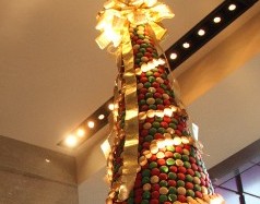 美国北卡罗莱纳州的一家旅馆烘焙了8000个马卡龙，来搭建自己的圣诞树。