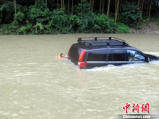 “海贝思”引强降雨致1人被困溪流民警成功救助