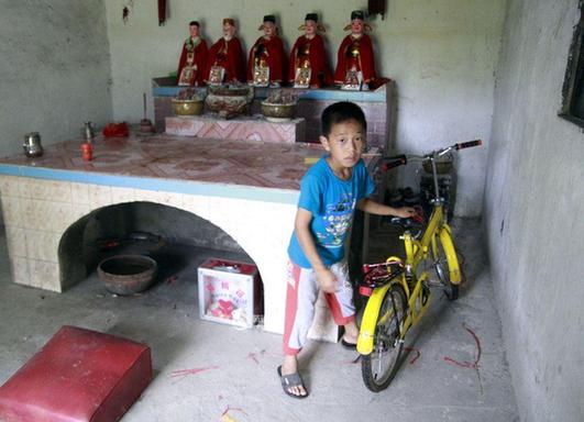 广东孤儿独自在庙里生活