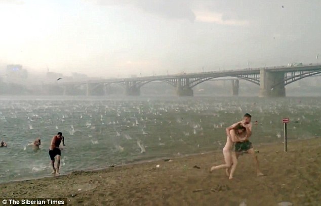西伯利亚海滩酷暑天突降冰雹