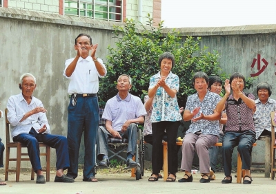 安溪县参内乡岩前村留守老人的快乐"大锅饭"