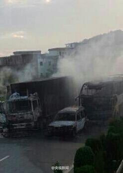 湖南高速货车与载53人大巴相撞爆炸 已致38人遇难