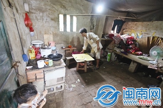 一家四口住在机砖厂里一间简陋的平房里