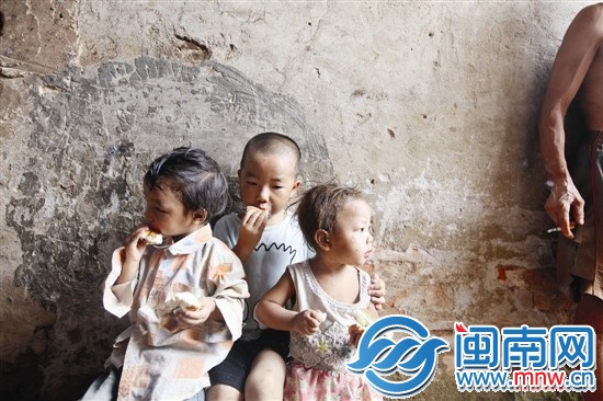 一到家，杨勇就拿出糕点与两个妹妹分享