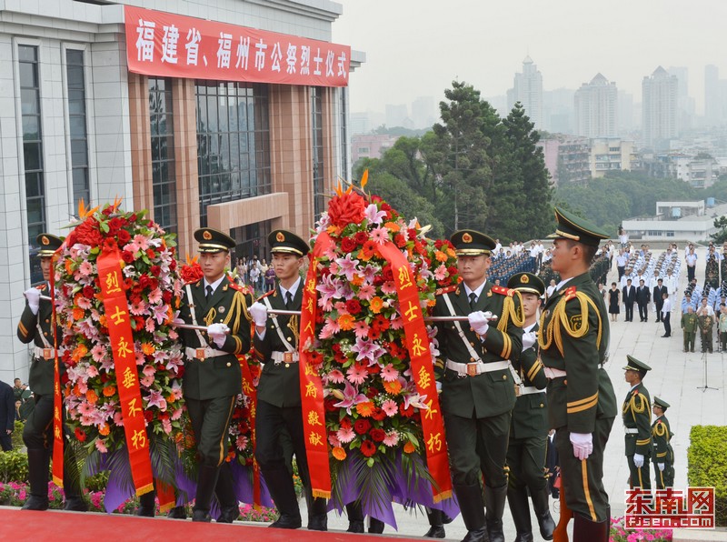 礼兵抬送花篮.