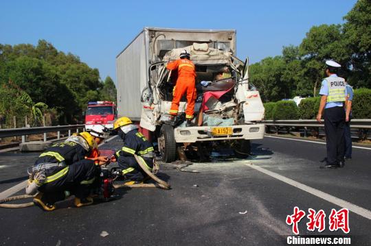 沈海高速福建漳浦段两货车追尾致两死一伤（图）