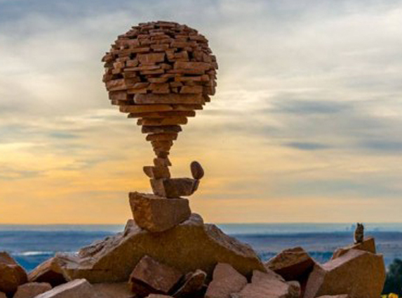 加拿大艺术家展示叠石块绝技 仅靠重力维持平衡