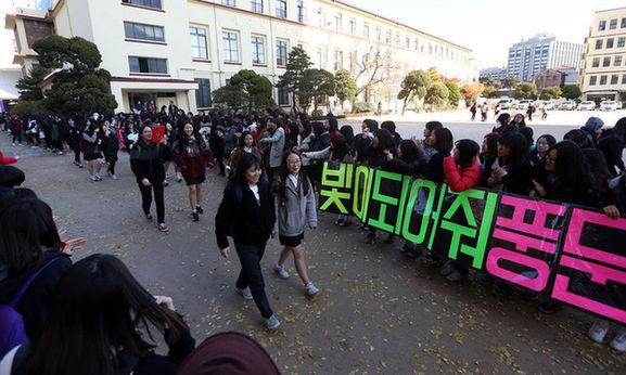 韩国女子高中高考前学妹夹道助威