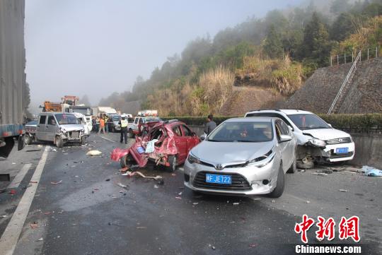 夏蓉高速福建龙岩段多车追尾致一死两伤