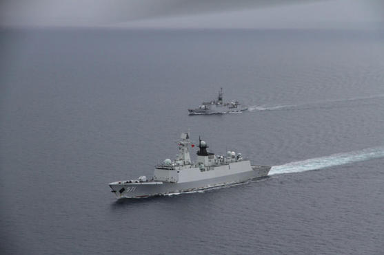 中国海军与法军举行海上联合演习