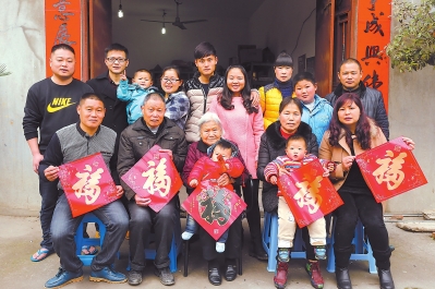 一家五代同堂拍全家福