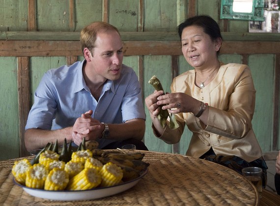 威廉王子造访云南原始村落 品茶吃粽子