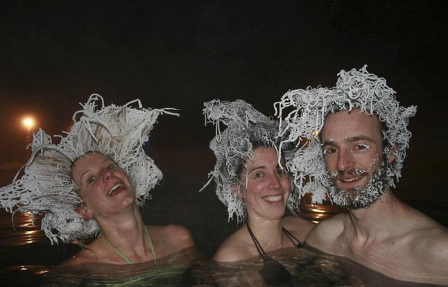 游客零下30度室外泡温泉 PK冰冻发型