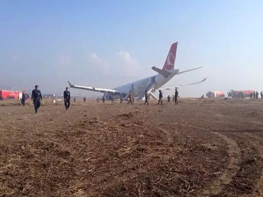 一航班冲出机场跑道 2000中国旅客滞留尼泊尔机场四天
