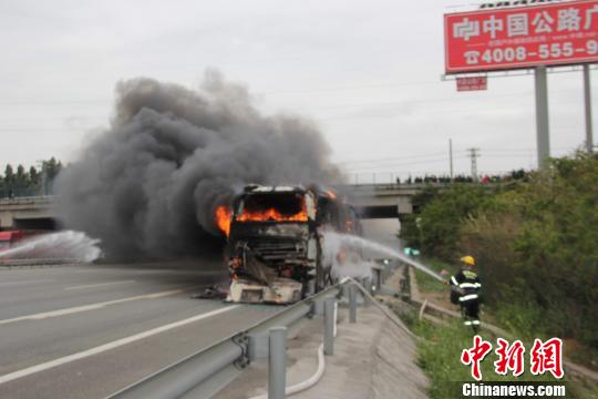 福建一客车高速路上起火烧毁车上39人安全逃生