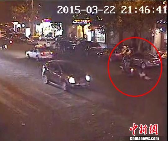 福建漳州破获飞车抢劫案：女子倒地被拖行数十米
