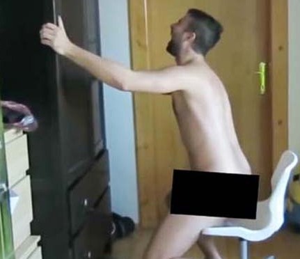 捷克男子恶搞女友遭报复 赤身裸体被粘在椅子上