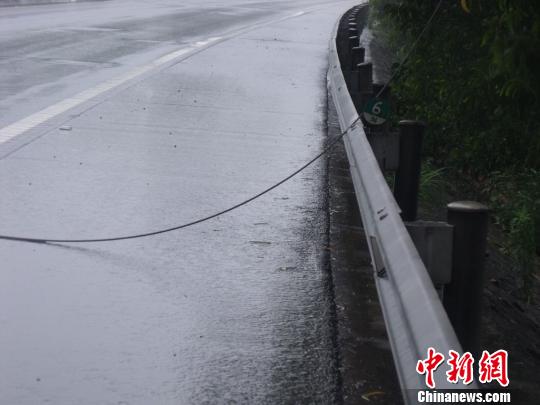 雨天高压电线掉落高速路民警及时排除险情（图）