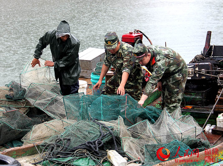 高崎边防派出所民警深入辖区沿海一线排查险情，共转移渔船民24人。