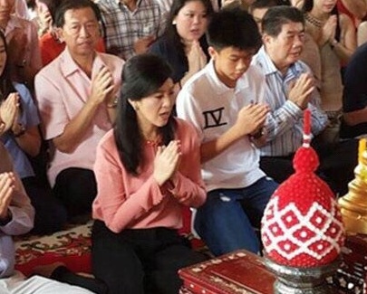 泰前总理英拉赴寺庙放生 庆祝48岁生日