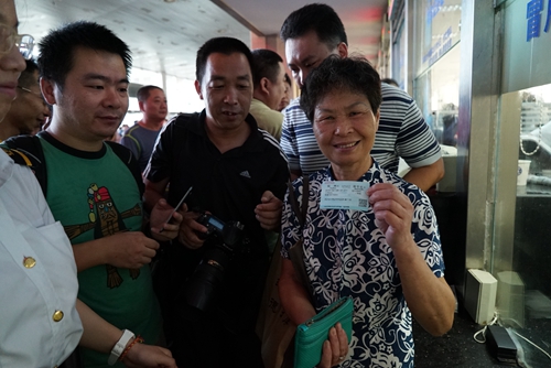 福州市民廖兰珍阿姨买到了福州火车站窗口售出的首张合福高铁车票