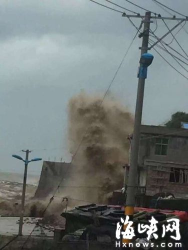 昨日傍晚，福鼎嵛山岛海域掀起十多米高巨浪