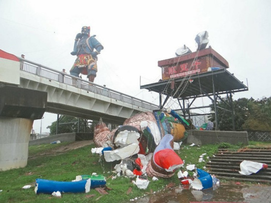 苏迪罗发威，千里眼塑像被强风吹倒在地、支离破碎，只剩顺风耳独自和风神对抗。《联合报》