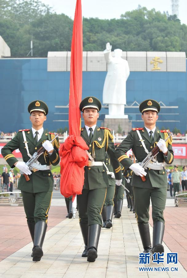 （新华网）（1）福州举行国庆升旗仪式