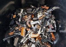 美国51岁男子私藏近万枪支 警方4辆拖车搬运