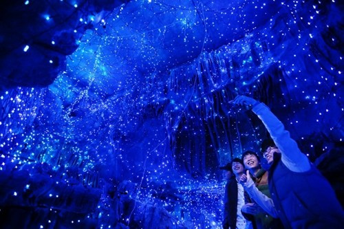日本魔幻岩洞冬景唯美光影斑斓恍如梦境（组图）