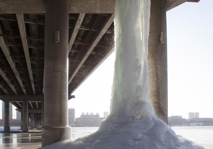 #（晚报）（1）吉林一大桥长出大冰柱