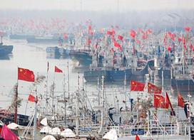 江苏赣榆千余艘靠岸渔船挂起国旗迎接新年
