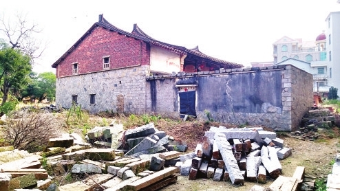 莆田秀屿区东庄镇的村道旁，不少石厝被拆，石条随意丢弃 