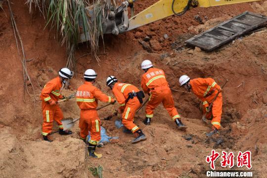 福建龙岩一处泥土护坡突然坍塌两名工人被埋身亡