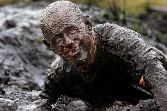 英国泥地障碍赛 参赛选手秒变“泥人”