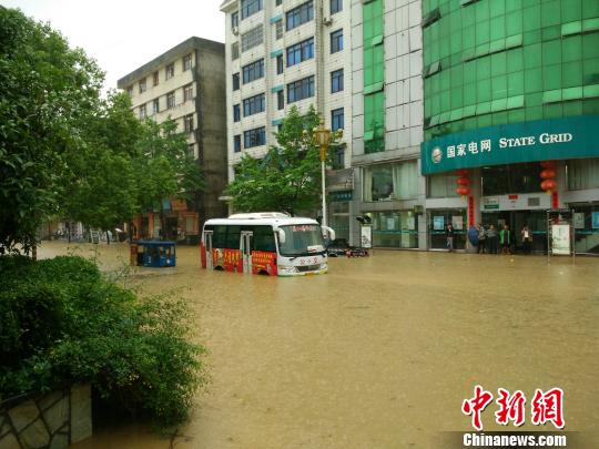 暴雨袭闽西北致多地受灾建宁县道路被淹2万户停电