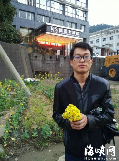 今年3月，邓荣文摘来油菜花送给妻子，说是补求婚