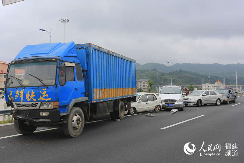 现场模拟高速公路连环追尾事故 邹家骅摄