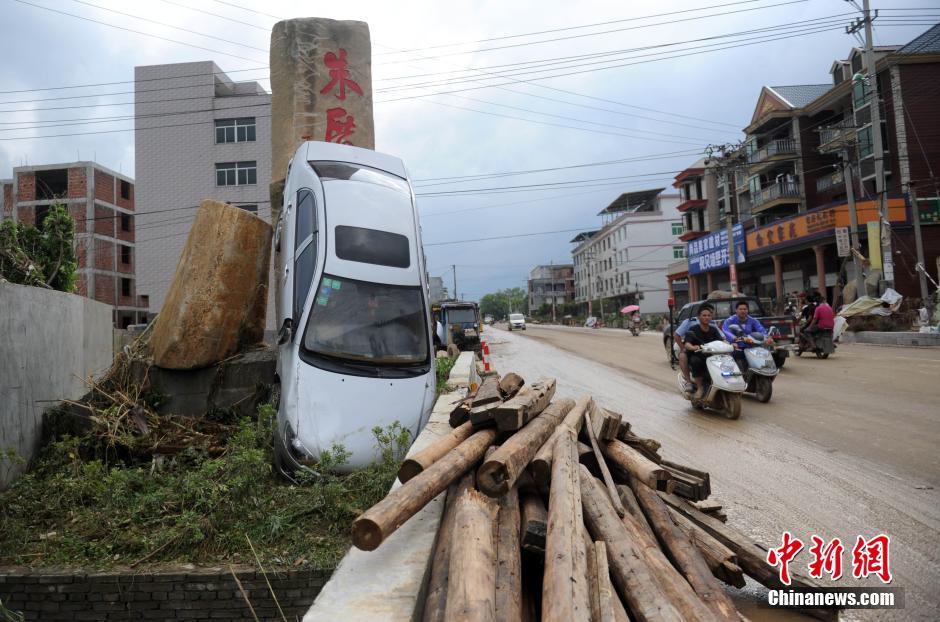 “尼伯特”过后 福建重灾区汽车路边“叠罗汉”