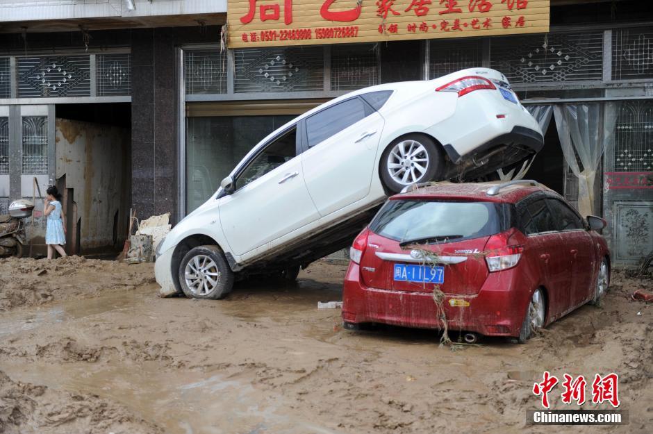 “尼伯特”过后 福建重灾区汽车路边“叠罗汉”