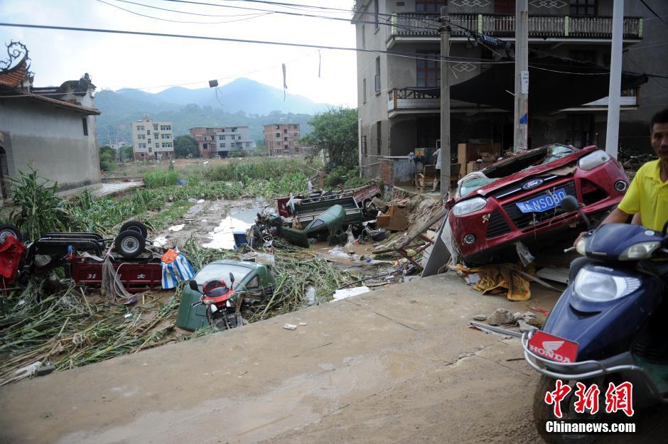 “尼伯特”过后 福建重灾区汽车路边“叠罗汉”