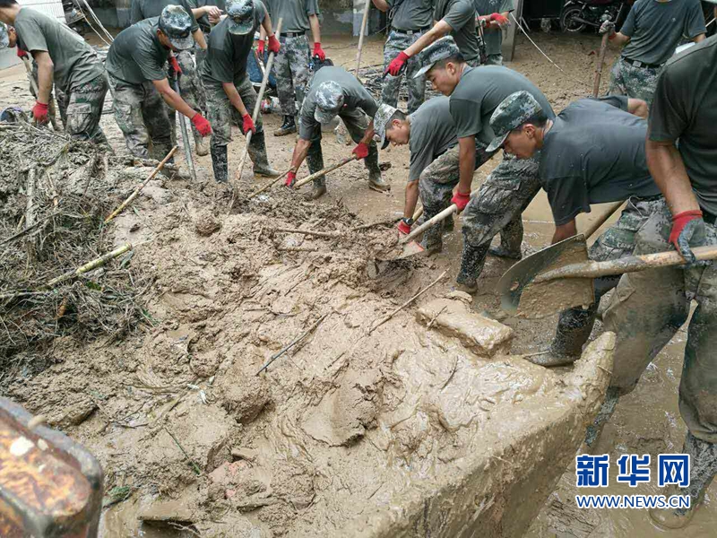 福建省军区部队官兵全力以赴帮助群众重建家园