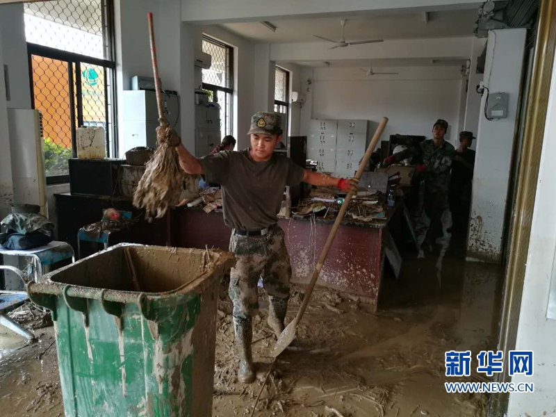 福建省军区部队官兵全力以赴帮助群众重建家园