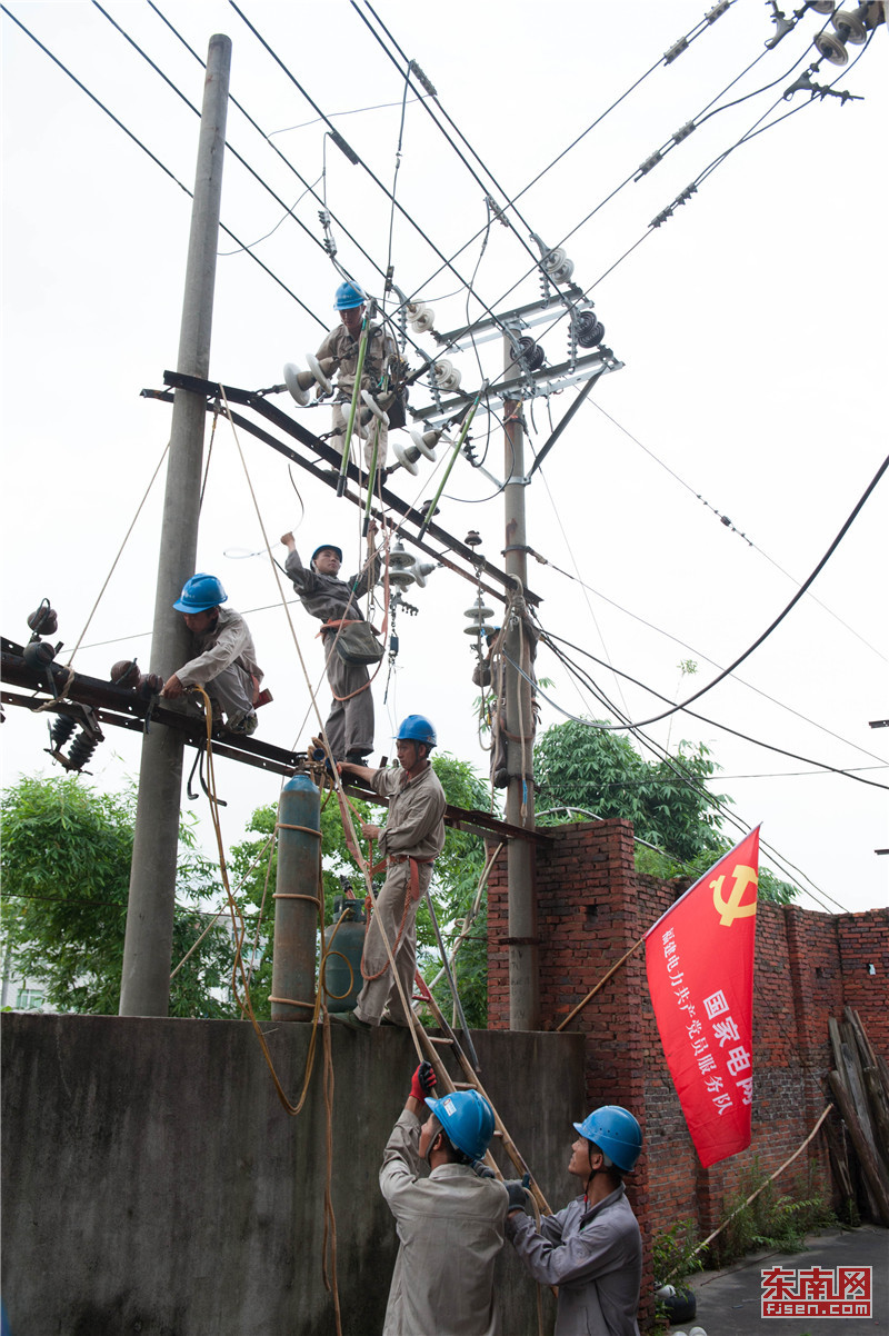 福建电力紧急抢修 10日晚闽清县城基本恢复供电