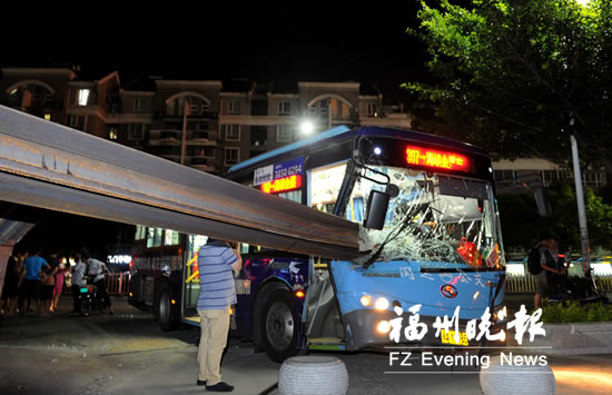 惊魂！货车钢材插入公交车驾驶室　一名乘客受伤