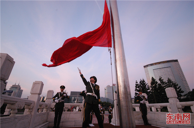 "八一"特别报道 国旗下的消防战士