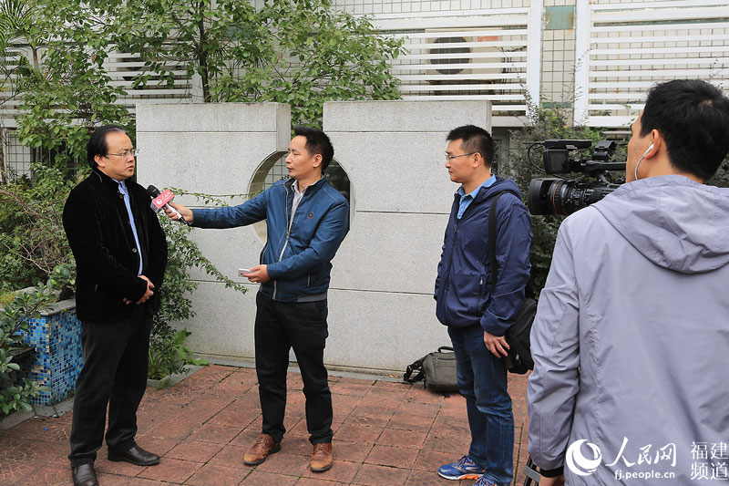 人民网记者采访陈毅达（左一） 邹家骅 摄